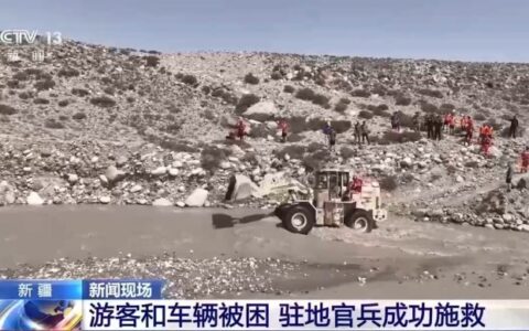新疆阿克苏游客涉水被困 驻地官兵两小时成功施救